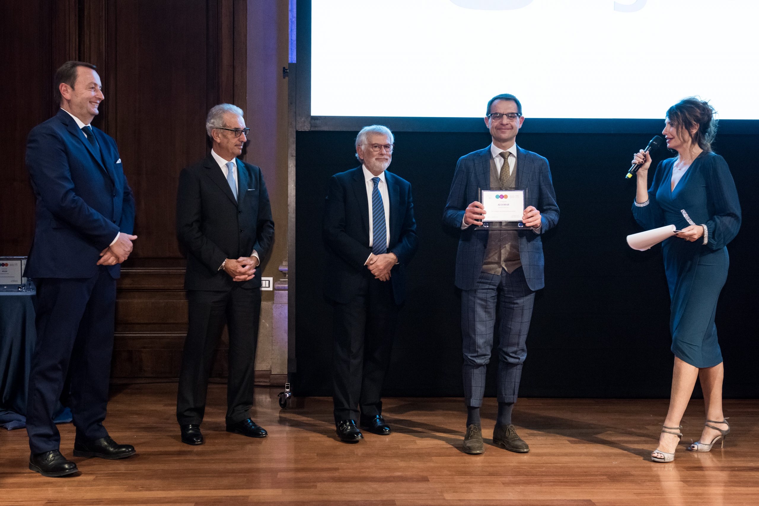 Paolo Santambrogio riceve la targa del Premio Luce 2022 per Algorab